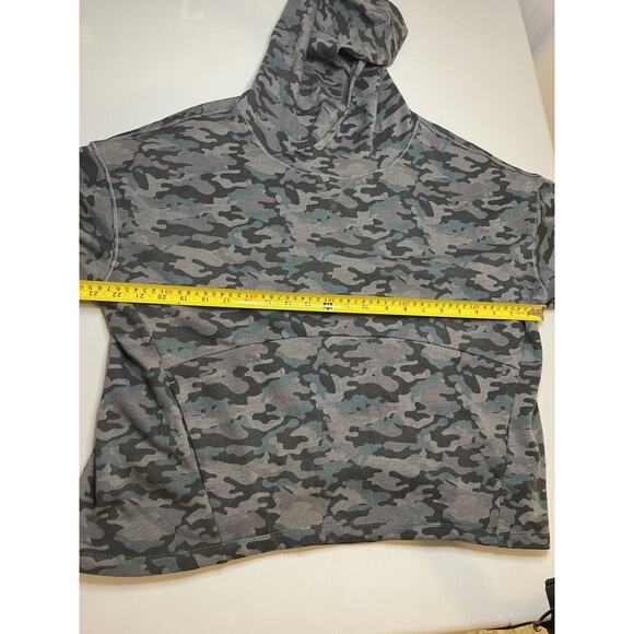 Fabletics Hoodie Camo Hadley Short Sleeve Athletic Top High Low Athleisure Sz M - Picture 3 of 6